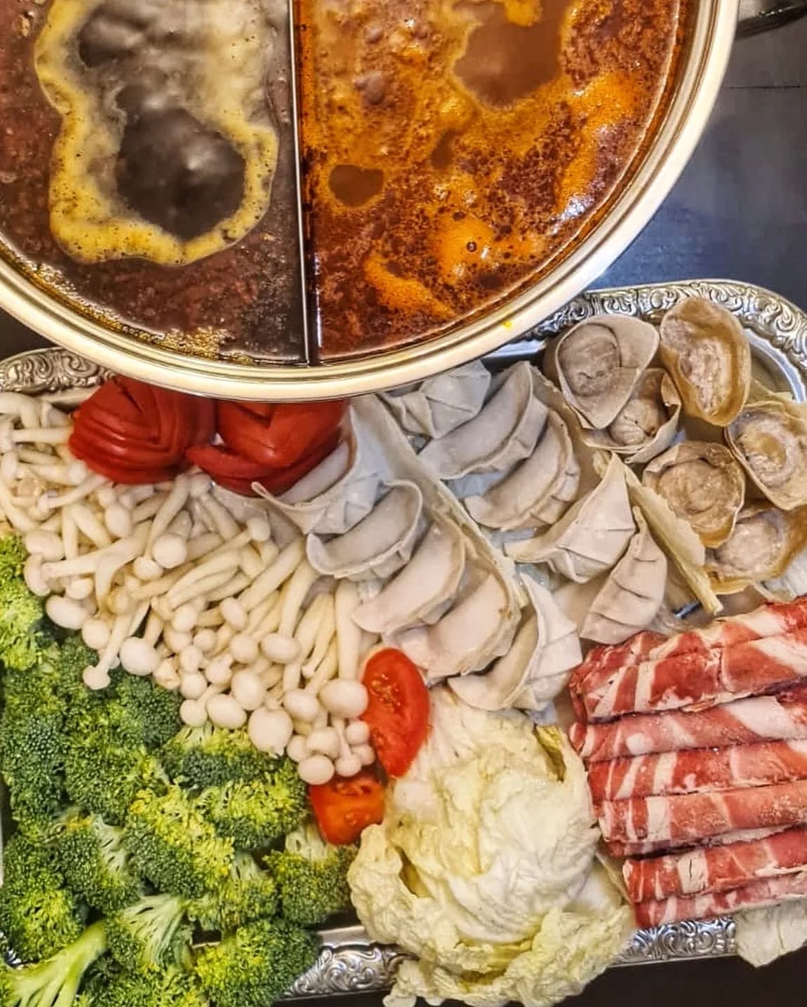 Barquettes du Hotpot Set à emporter : bœuf, dumplings, wontons, nouilles, champignons et légumes — La Cuisine de Carmen