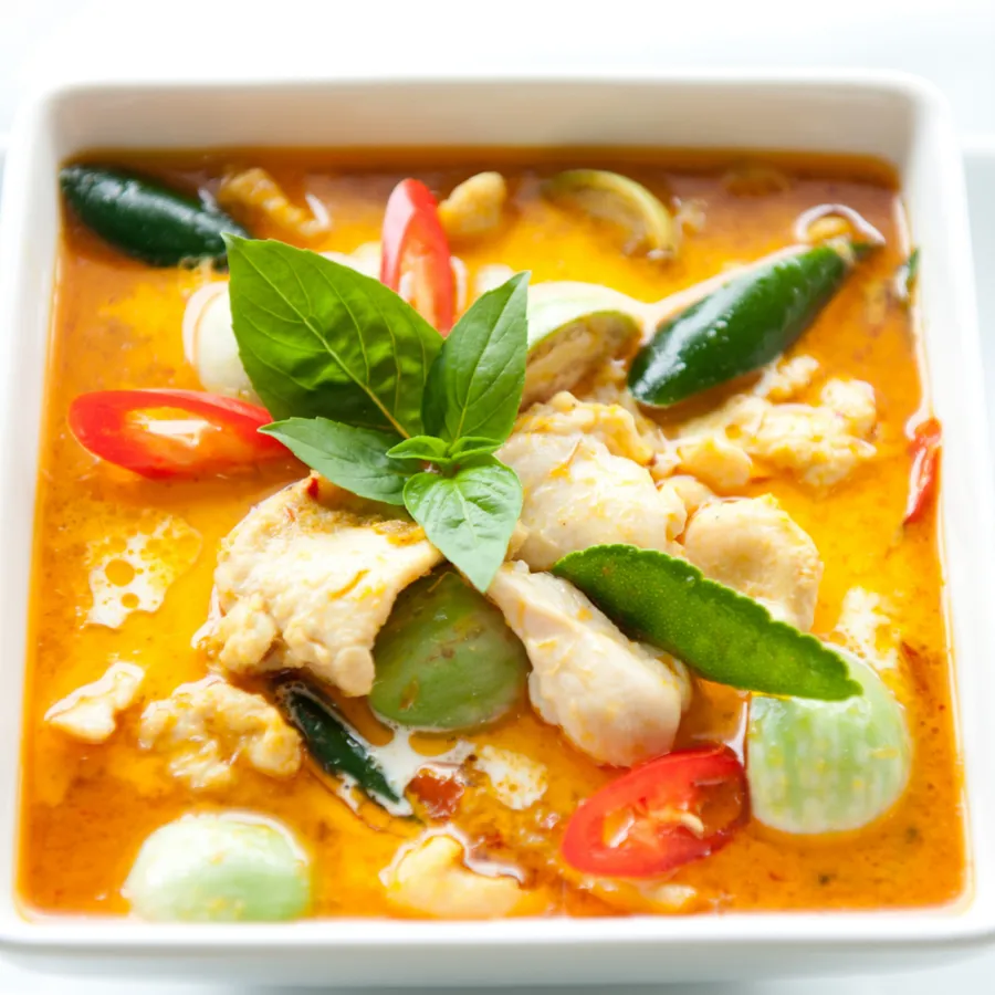 Curry rouge crevette, poulet & légume — spécialité traiteur asiatique de La Cuisine de Carmen