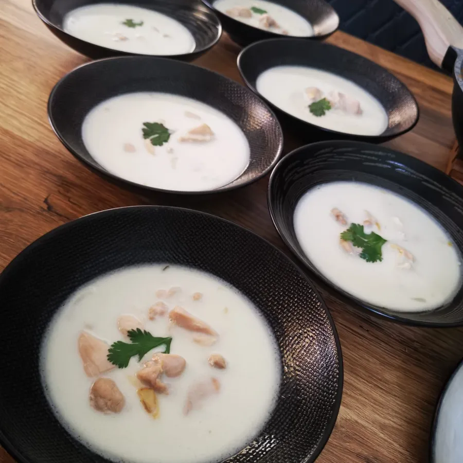 Soupe coco poulet, crevette & légume — spécialité traiteur asiatique de La Cuisine de Carmen